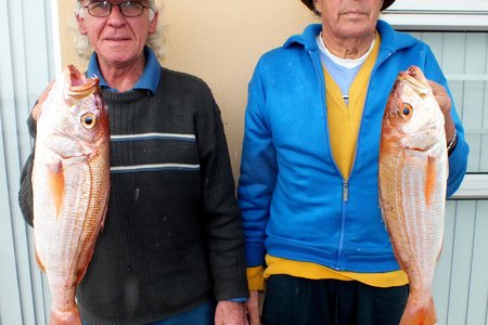 Wyle Harold Slow (regs) na afloop van ‘n boothengelkompetisie in 2004, toe hy alreeds begin siek word het, saam met sy vriend en skipper van Laura 2, Raymond Rabe. 